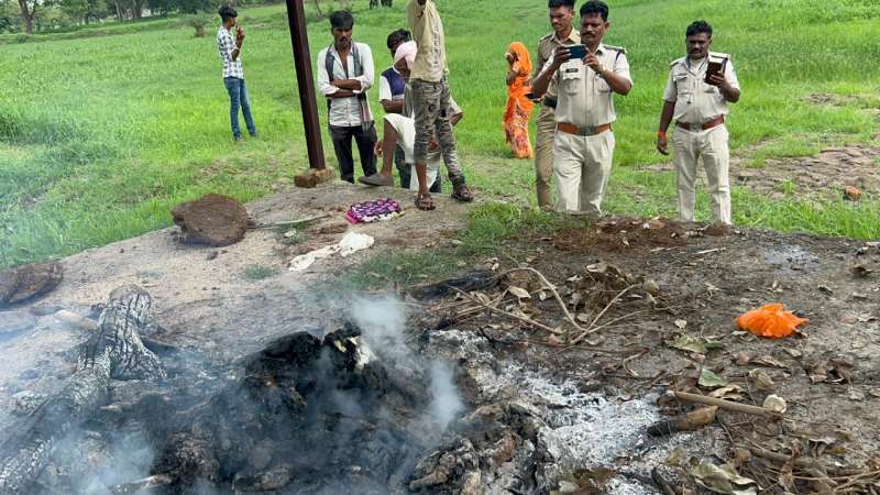 जब चिता से उठाई गई अधजली लाश