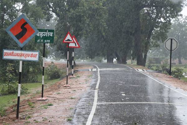 तीन सडकें जो अपने दायरे में दरों को ही नहीं