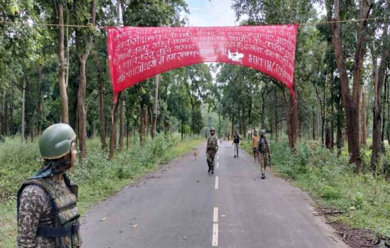 बैनर पोस्टर लगा कर कोलकाता रेप और मर्डर का नक्सलियों ने