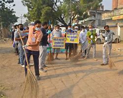 रेलवे स्टेशन सफाई अभियान चलाकर दिया स्वच्छता का संदेश