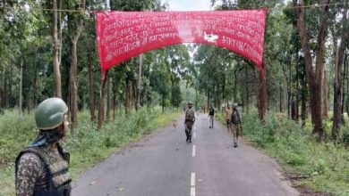 बैनर पोस्टर लगा कर कोलकाता रेप और मर्डर का नक्सलियों ने