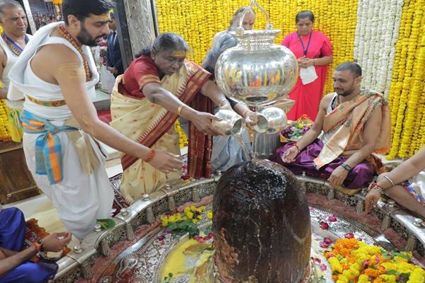 राष्ट्रपति द्रौपदी मुर्मु ने महाकाल मंदिर में दर्शन कर पूजन