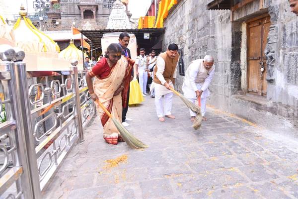 राष्ट्रपति मुर्मु ने श्रीमहाकाल परिसर में स्वच्छता के लिये किया