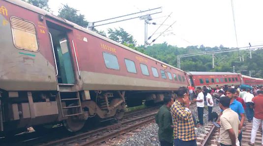 अगरतला लोकमान्य तिलक टर्मिनस एक्सप्रेस के 8 डिब्बे पटरी से उतरे