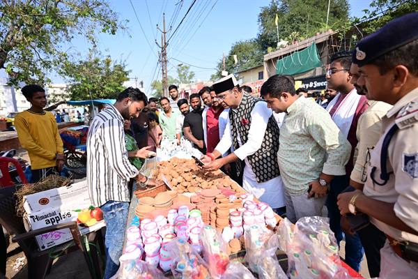 मंत्री विश्वास कैलाश सारंग ने स्थानीय विक्रेता से मिट्टी के