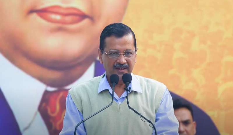 दिल्ली में अरविंद केजरीवाल का काफिला घेरा गया AAP ने