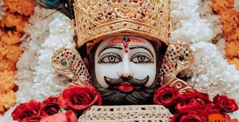 बाबा श्याम को पहनाया गया सोने का मुकुट गुलाब के