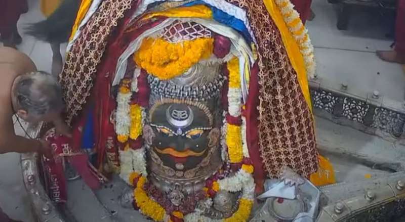 महाकालेश्वर मंदिर में भस्म आरती की धूम पंचामृत स्नान और