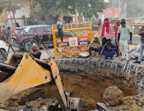 महाकुंभ मेला से पहले लखनऊ प्रयागराज स्टेट हाईवे की सड़क धंसी