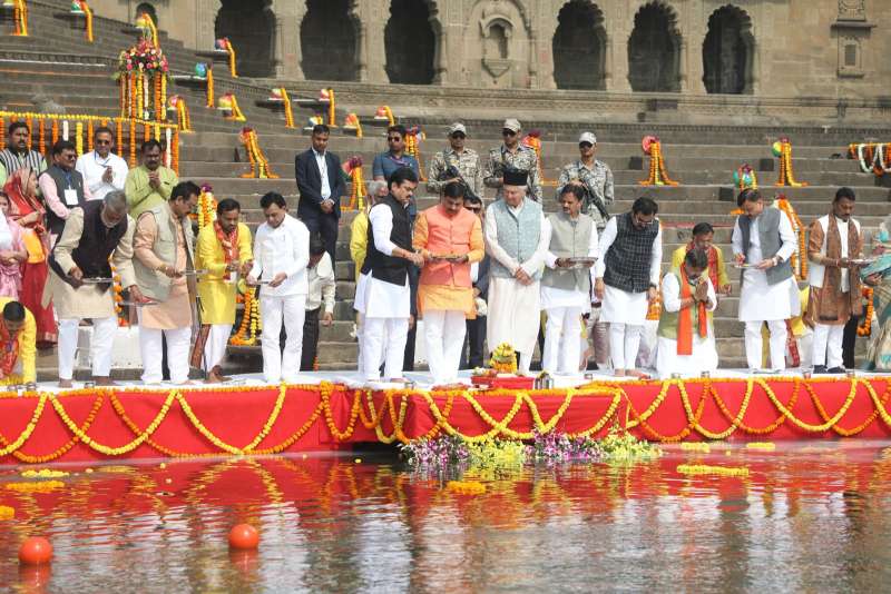 मुख्यमंत्री ने महेश्वर में माँ नर्मदा के घाट पर की