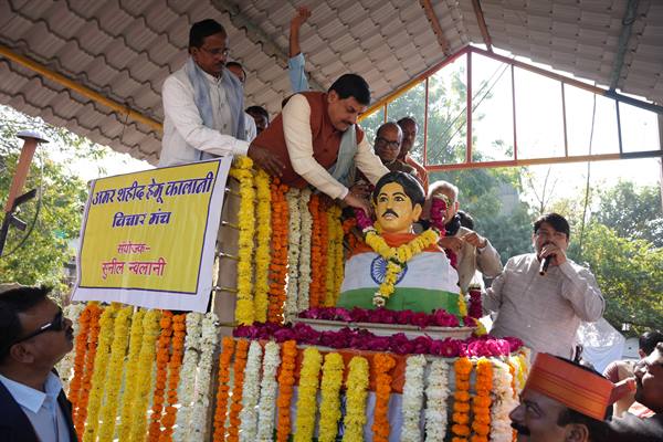 अमर शहीद हेमू कालाणी की प्रतिमा पर मुख्यमंत्री डॉ यादव