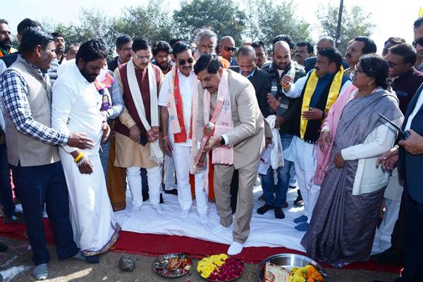 मुख्यमंत्री डॉ यादव ने कपिला गौ शाला में गौ माता मंदिर सेवा