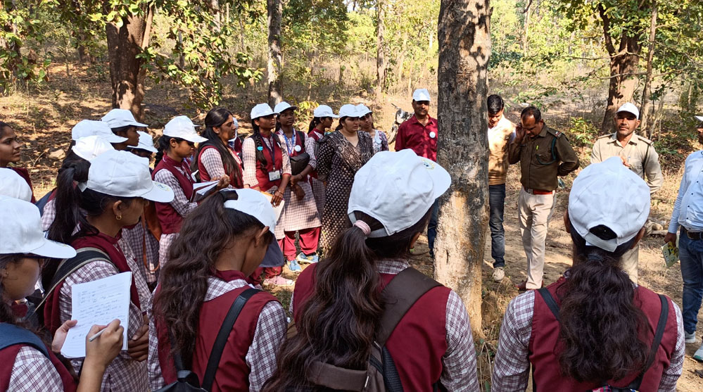 इको क्लब द्वारा नेचर कैंप का आयोजन छात्राओं को प्रकृति