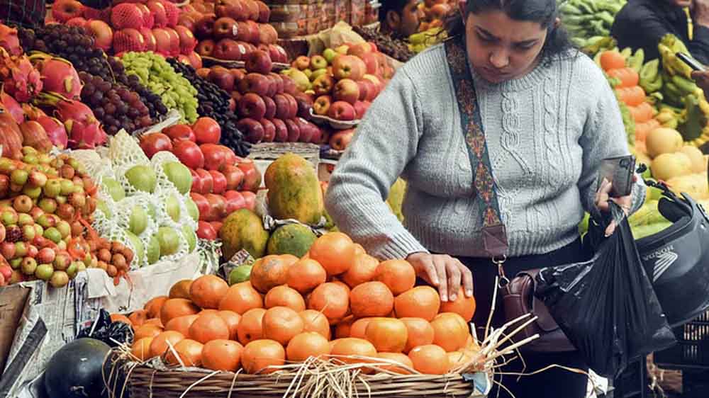 खाद्य वस्तुओं की कीमतों में कमी के कारण खुदरा मुद्रास्फीति