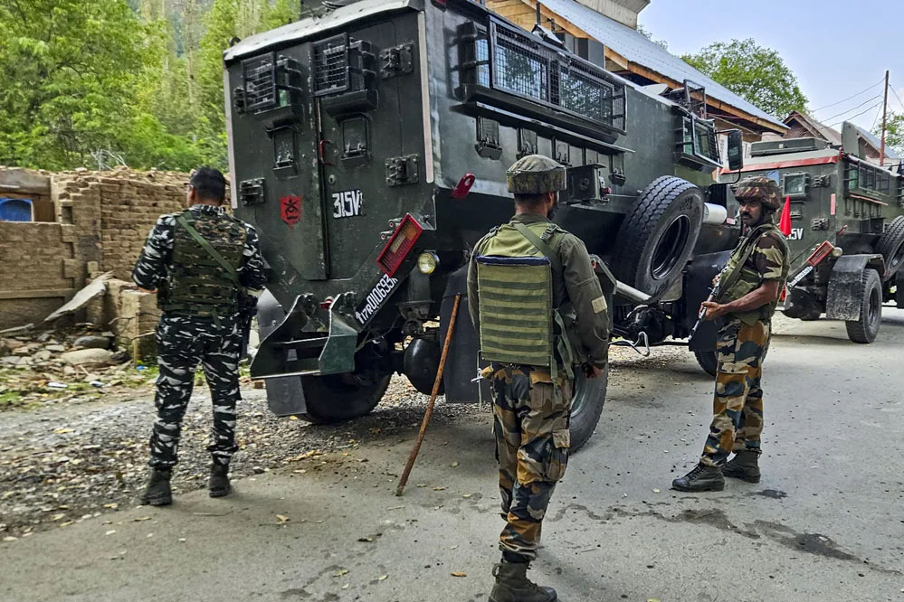 LoC पर पाक ने तोड़ा सीजफायर भारतीय सेना ने मचा