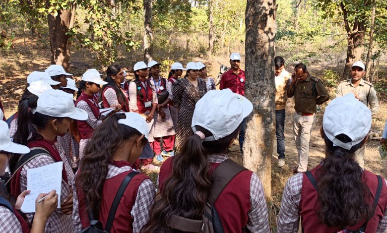 इको क्लब द्वारा नेचर कैंप का आयोजन छात्राओं को प्रकृति