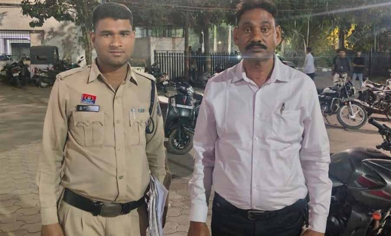 पुलिसवालों को साथी हवलदार ने सस्ते में जमीन दिलाने के